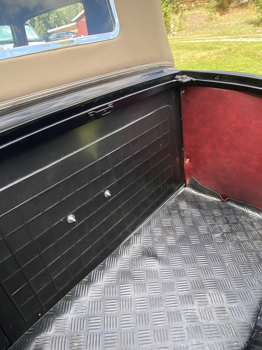 Exterior image of 1932 Ford 32 deuce sport coupé (Hot Rod)