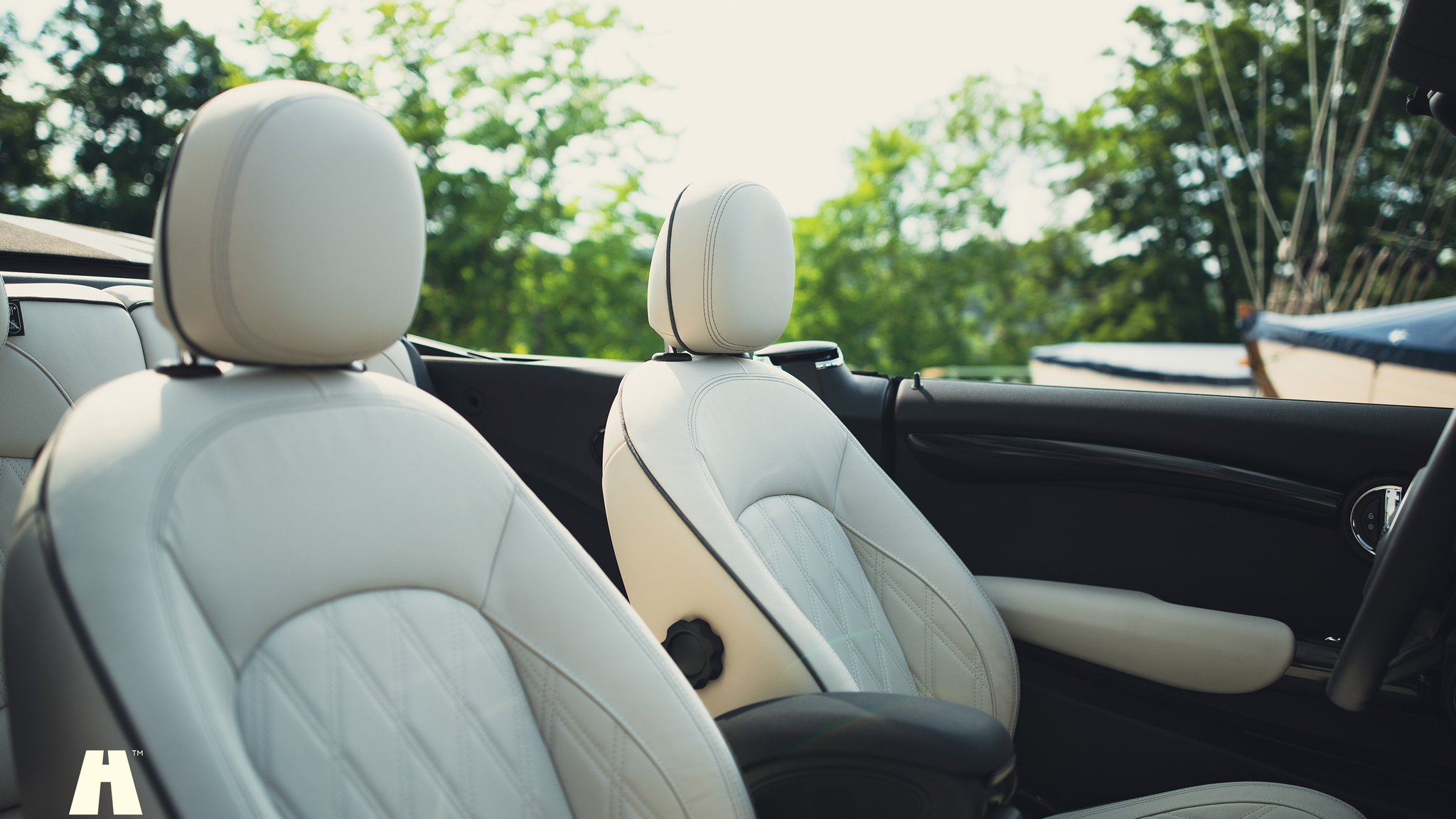 Innenraumfoto von 2021 Mini John Cooper Works Cabriolet  (6)