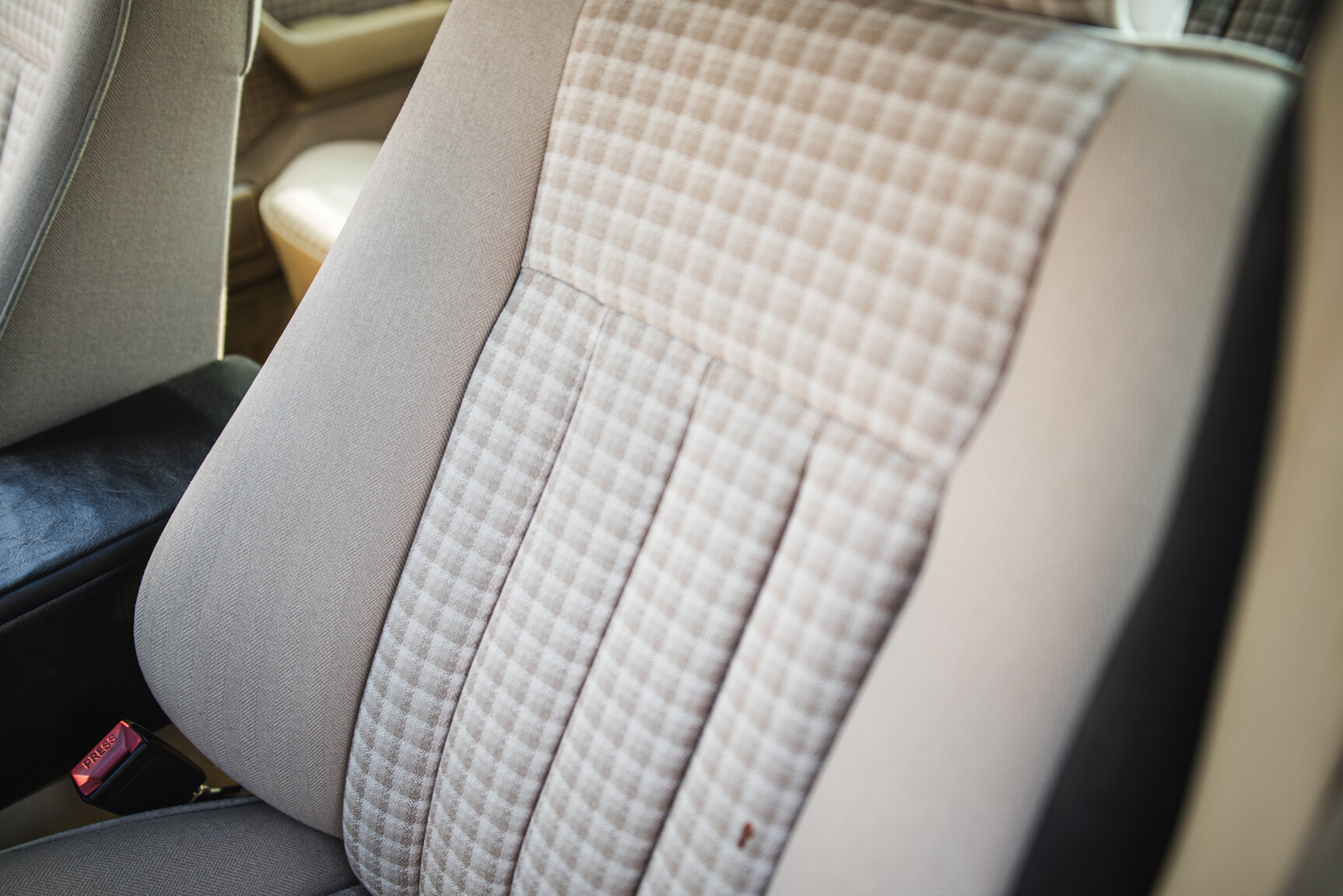 Interior image of 1993 Mercedes-Benz E 220