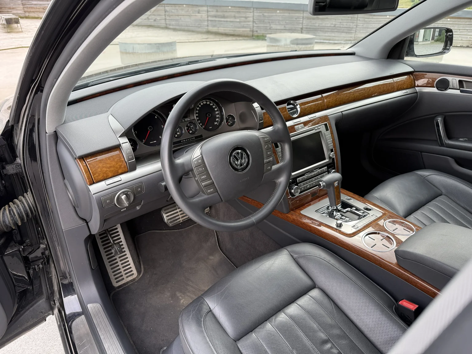 Interior image of 2013 Volkswagen Phaeton 3.0 TDI (1)