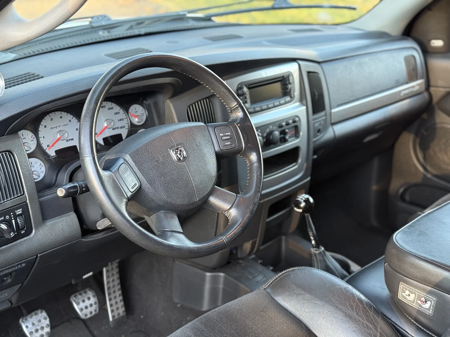 Interiörbild 2004 Dodge Ram SRT-10 (2)