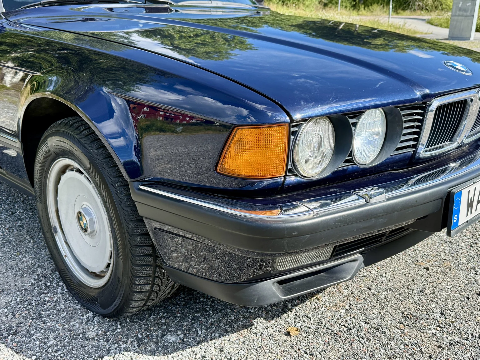 Exteriörbild på 1990 BMW 750i (16)