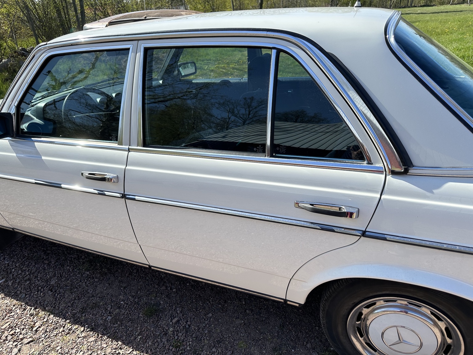 Exterior image of 1985 Mercedes-Benz 200