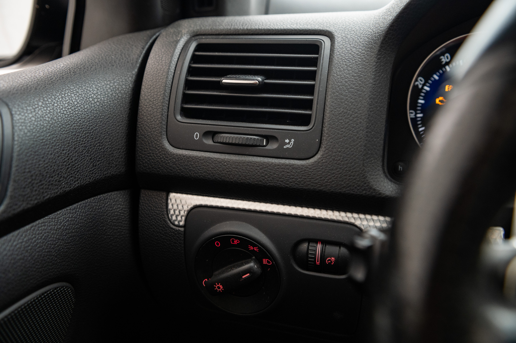 Interior image of 2006 Volkswagen Golf R32 (42)