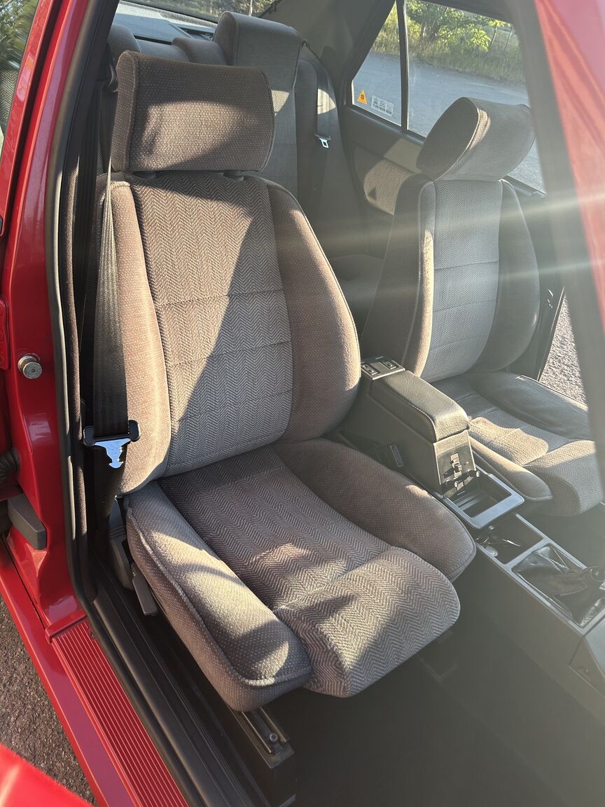 Interior image of 1988 Alfa Romeo 75 (24)