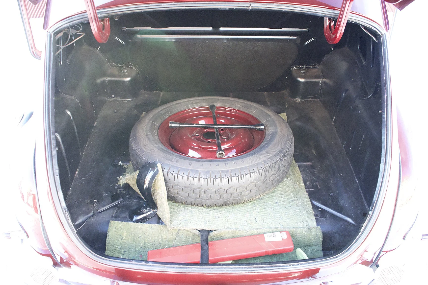 Interior image of 1953 Volvo PV444 DS (57)