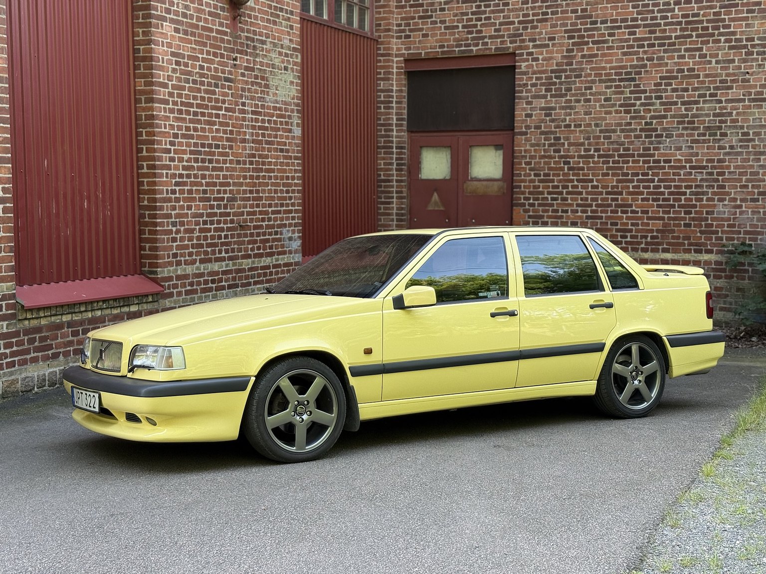 Exterior image of 1995 Volvo 850 T-5R