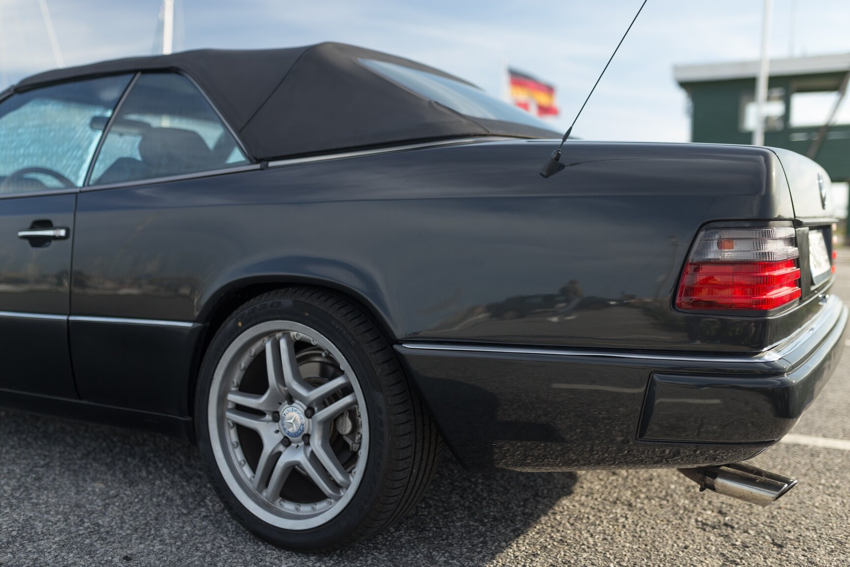 Exteriörbild på 1993 Mercedes-Benz 300 CE-24 Cabriolet