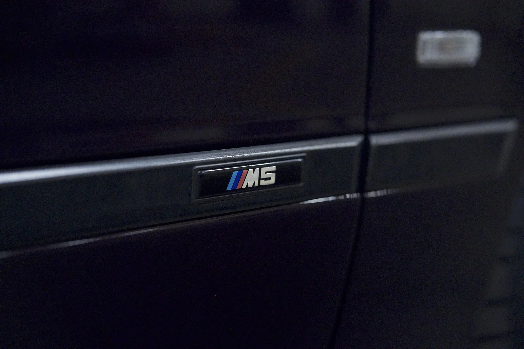 Exteriörbild på 2002 BMW M5 E39 (51)