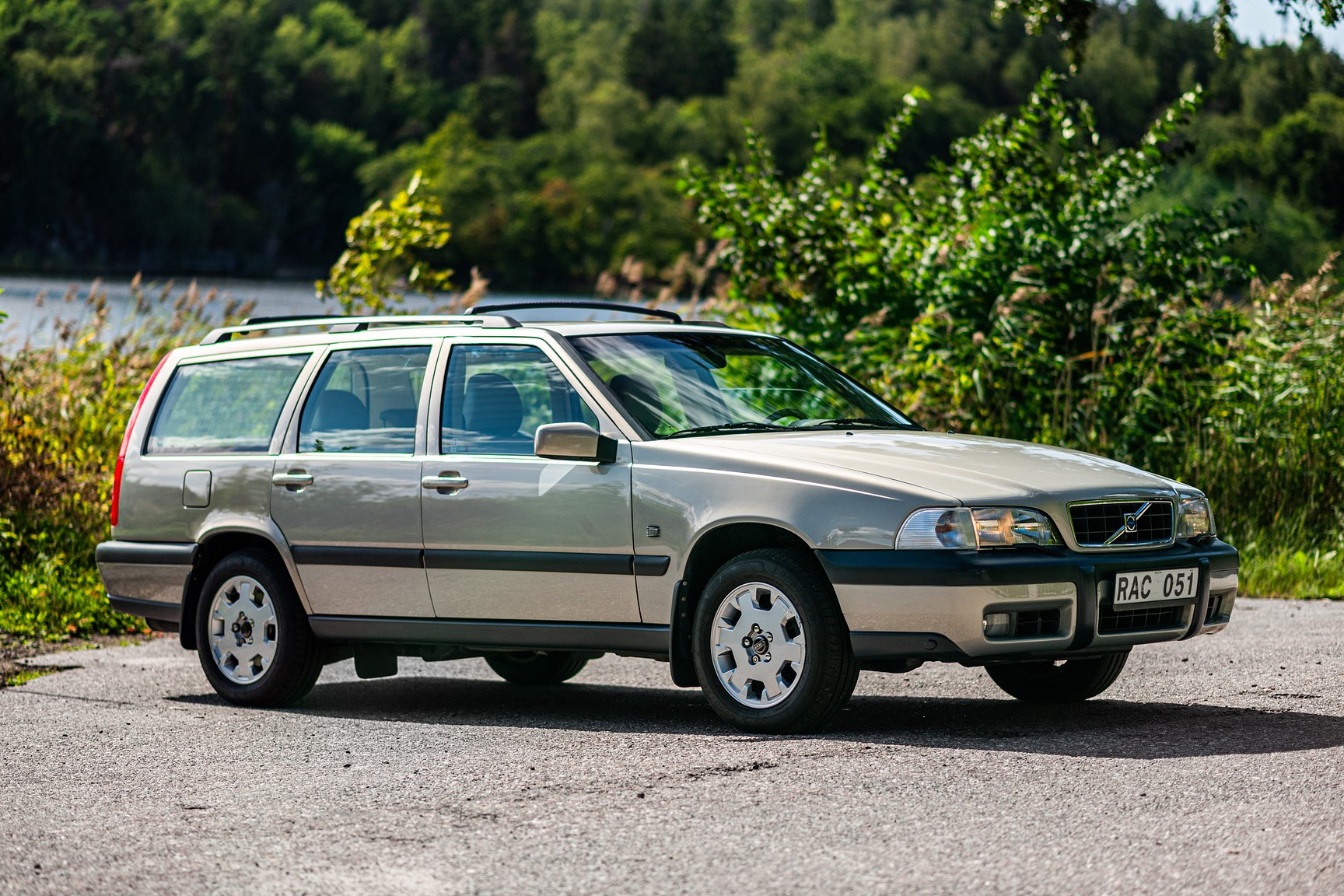 Exterior image of 2000 Volvo V70 XC 2.4 T AWD 