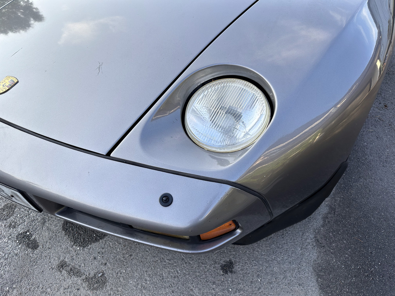 Exteriörbild på 1985 Porsche 928 (15)