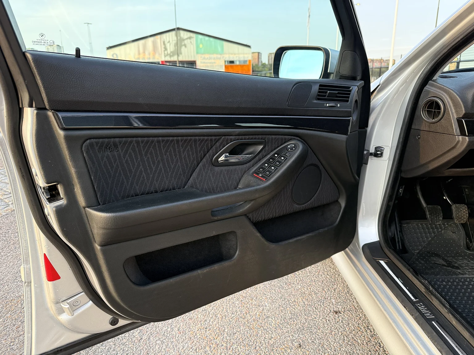 Interior image of 2002 BMW 520i (4)