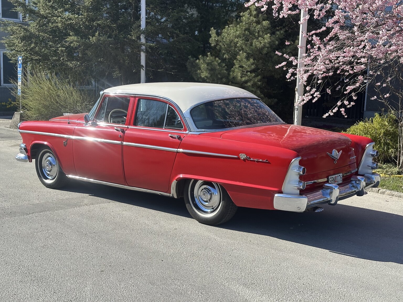 Exteriörbild på 1955 Dodge Custom Royal Sedan HEMI