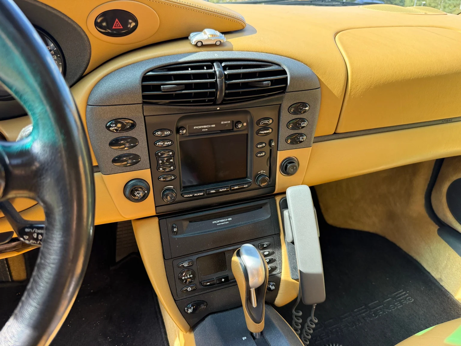 Interior image of 1998 Porsche 911 Carrera (16)