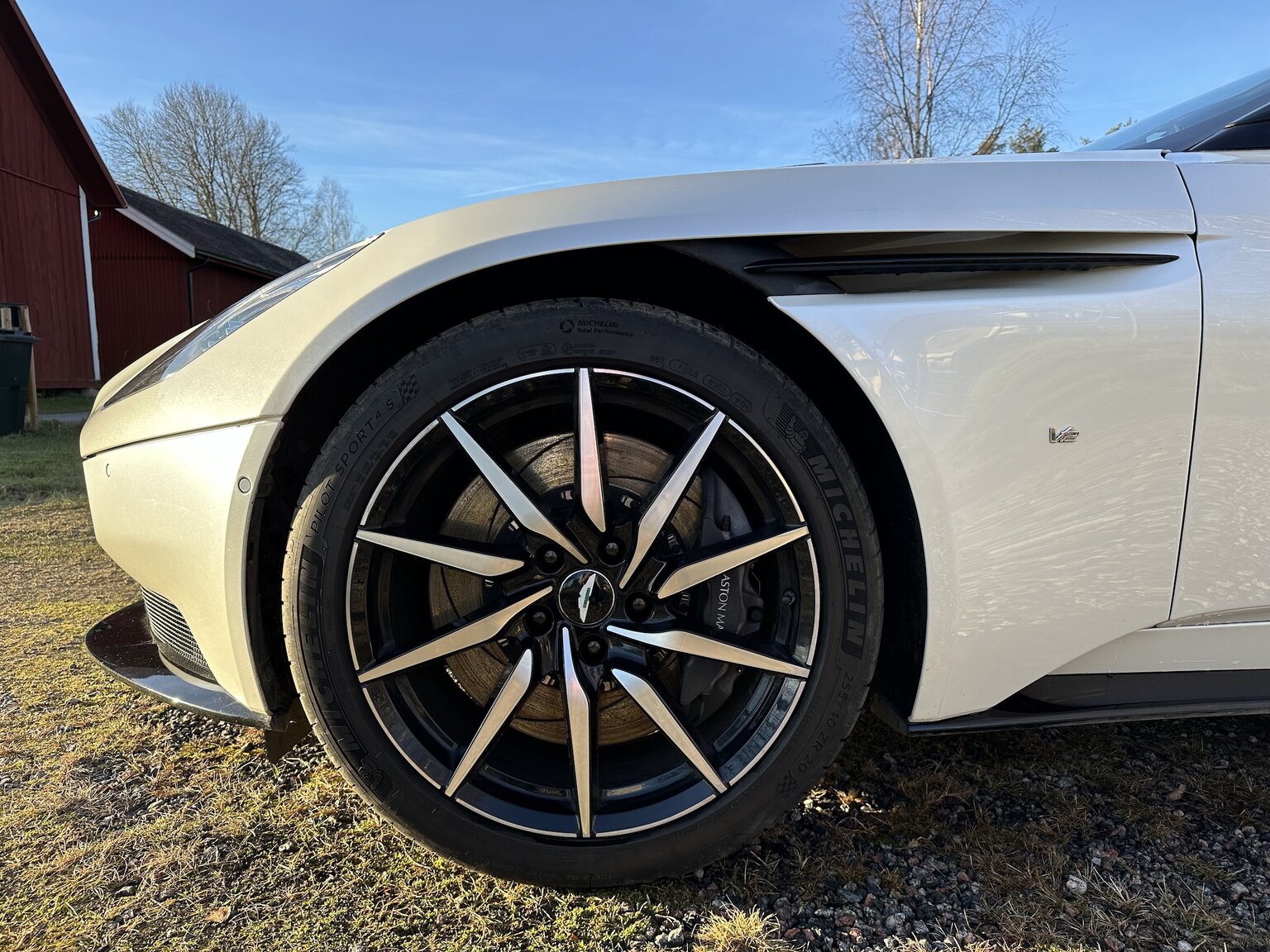 Exteriörbild på 2018 Aston Martin DB11