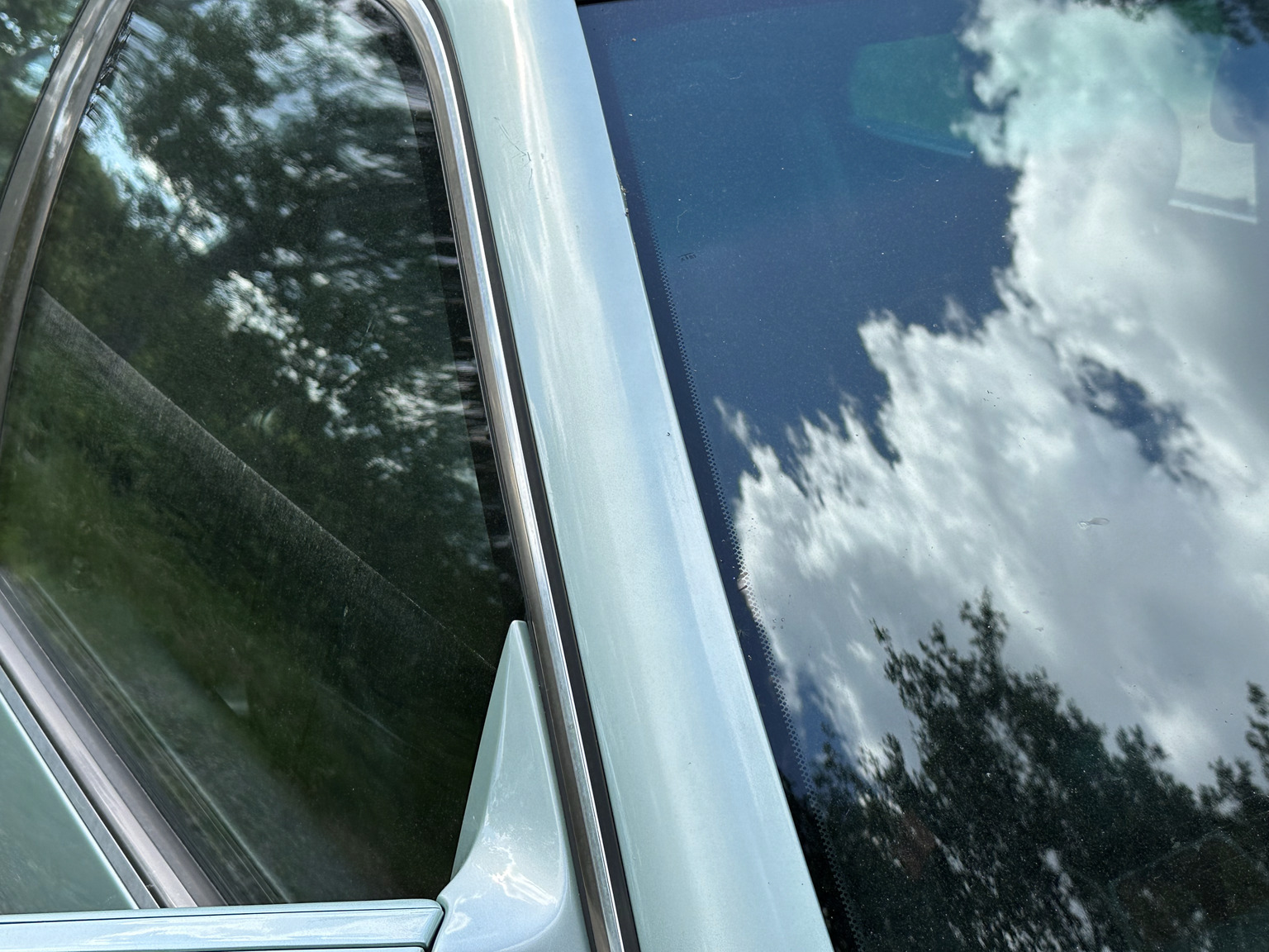 Exterior image of 1992 Mercedes 300 SE (31)