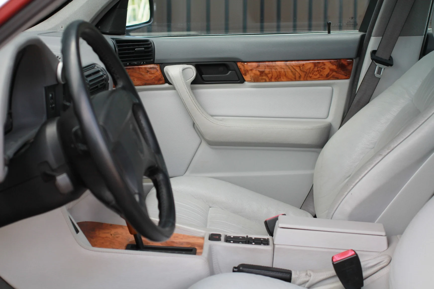 Innenraumfoto von 1993 BMW 540i Sedan (75)