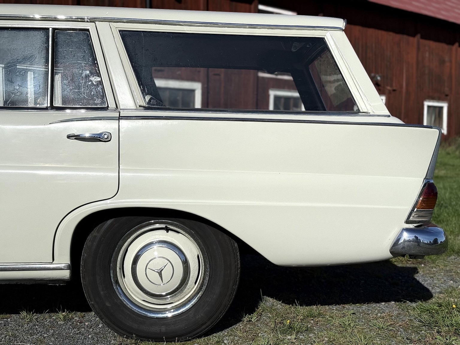 Exteriörbild på 1967 Mercedes-Benz 200D Safari