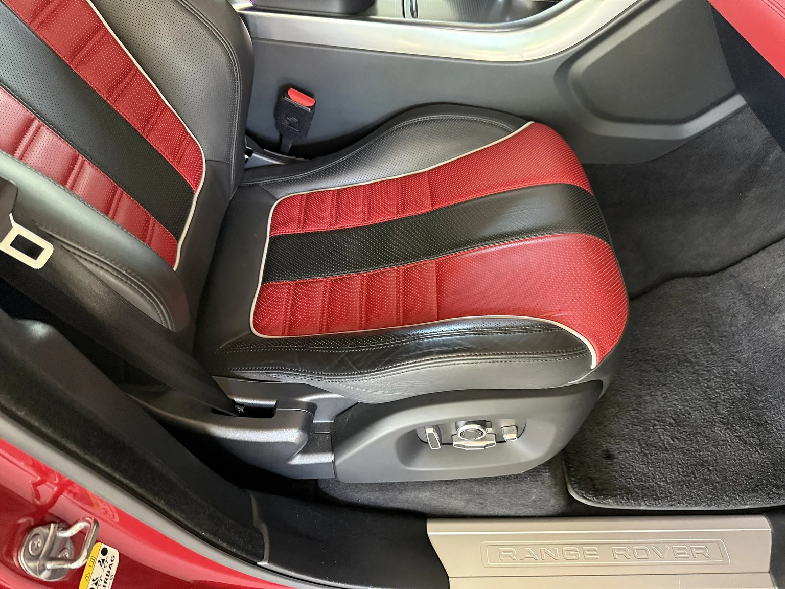 Interior image of 2017 Range Rover Sport SVR (76)