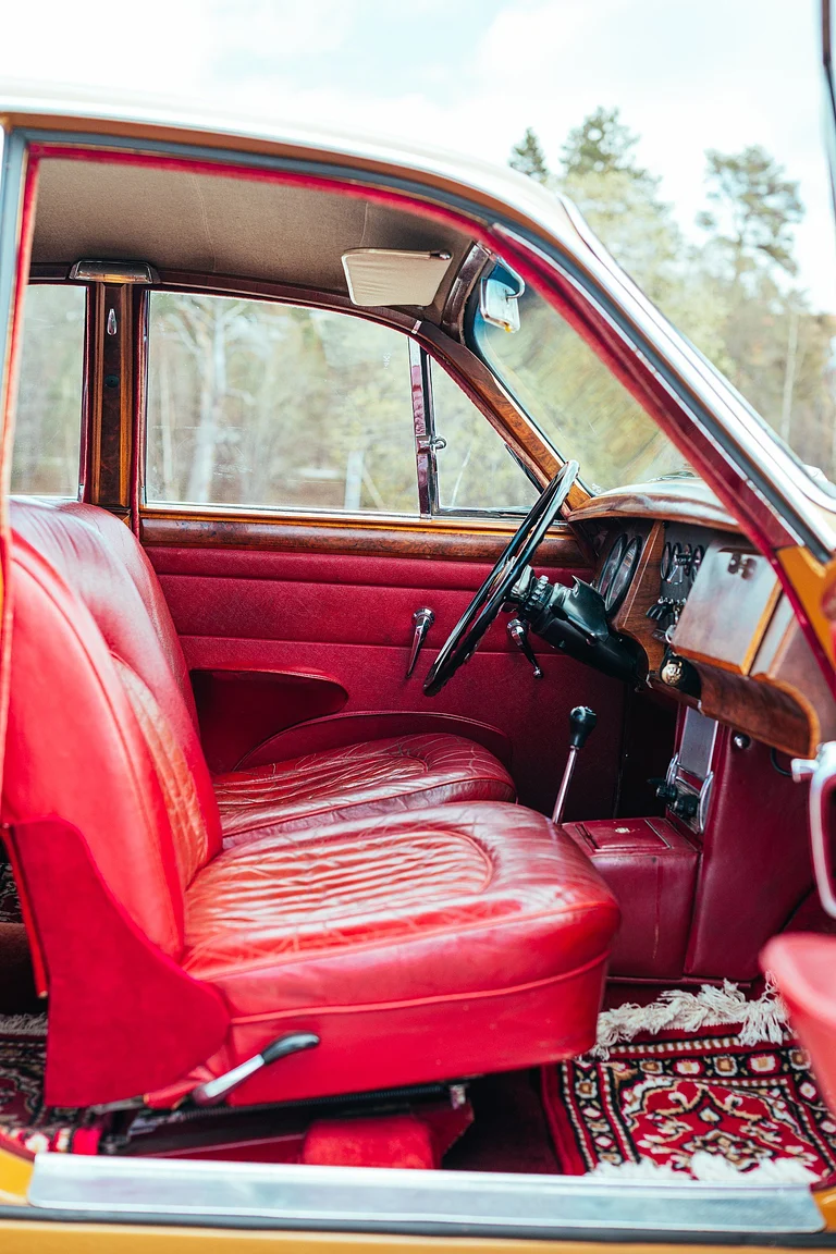 Interior image of 1965 Jaguar MK 2 - 3.8 XK (12)