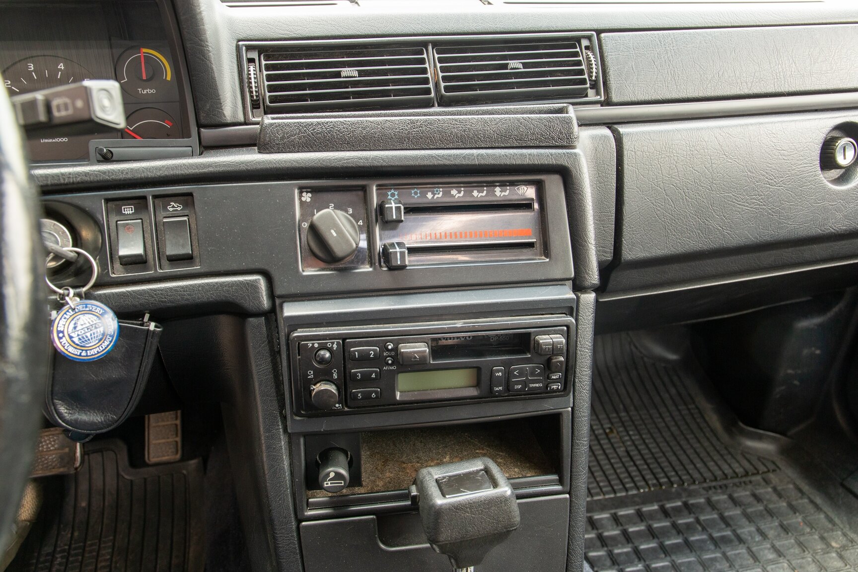 Interior image of 1990 Volvo 745 Turbo (23)