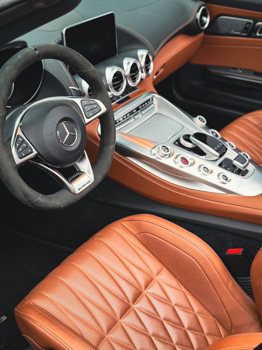 Innenraumfoto von 2018 Mercedes Benz AMG GT C (25)