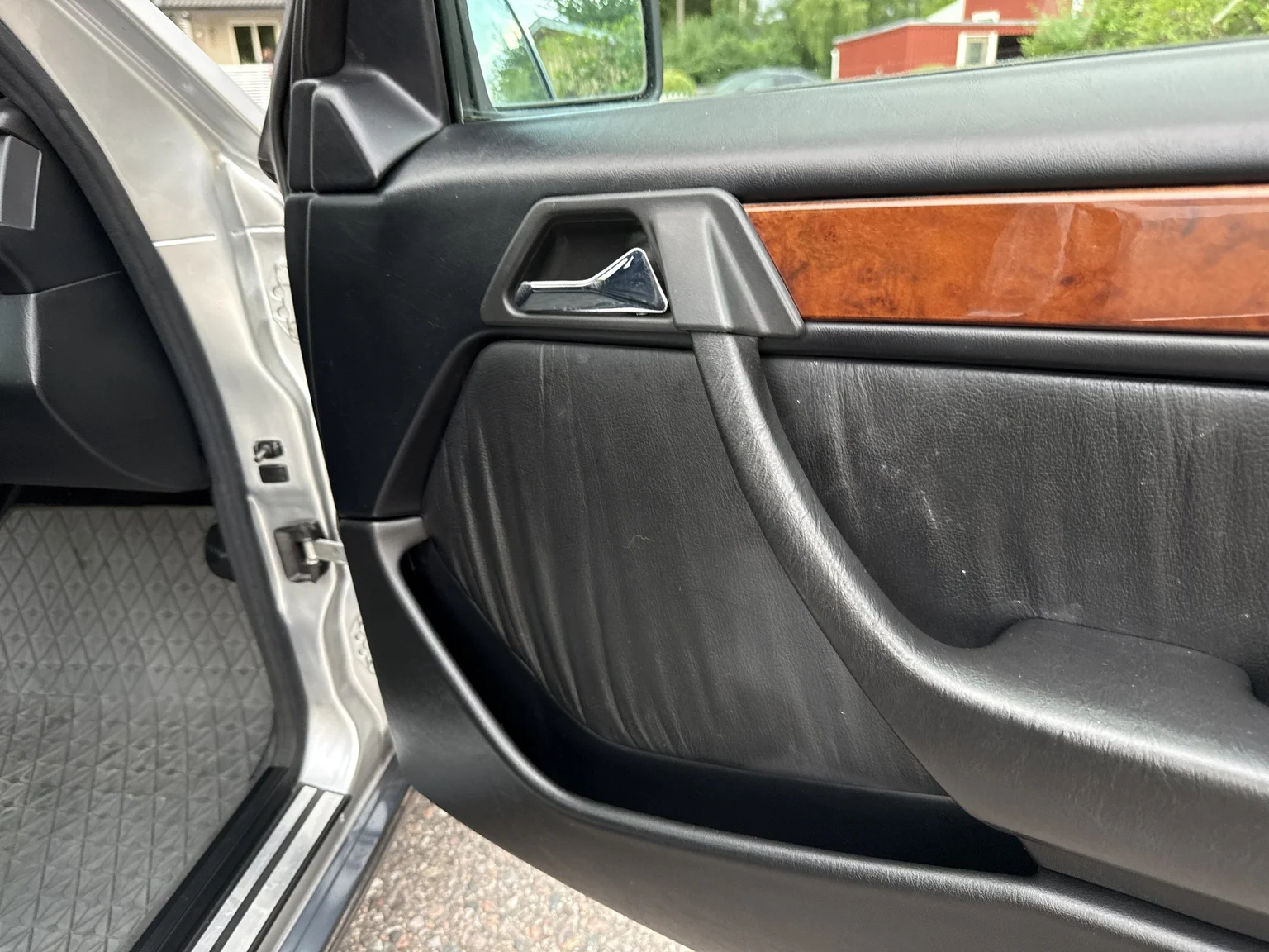 Interior image of 1994 Mercedes-Benz E 320 T (67)