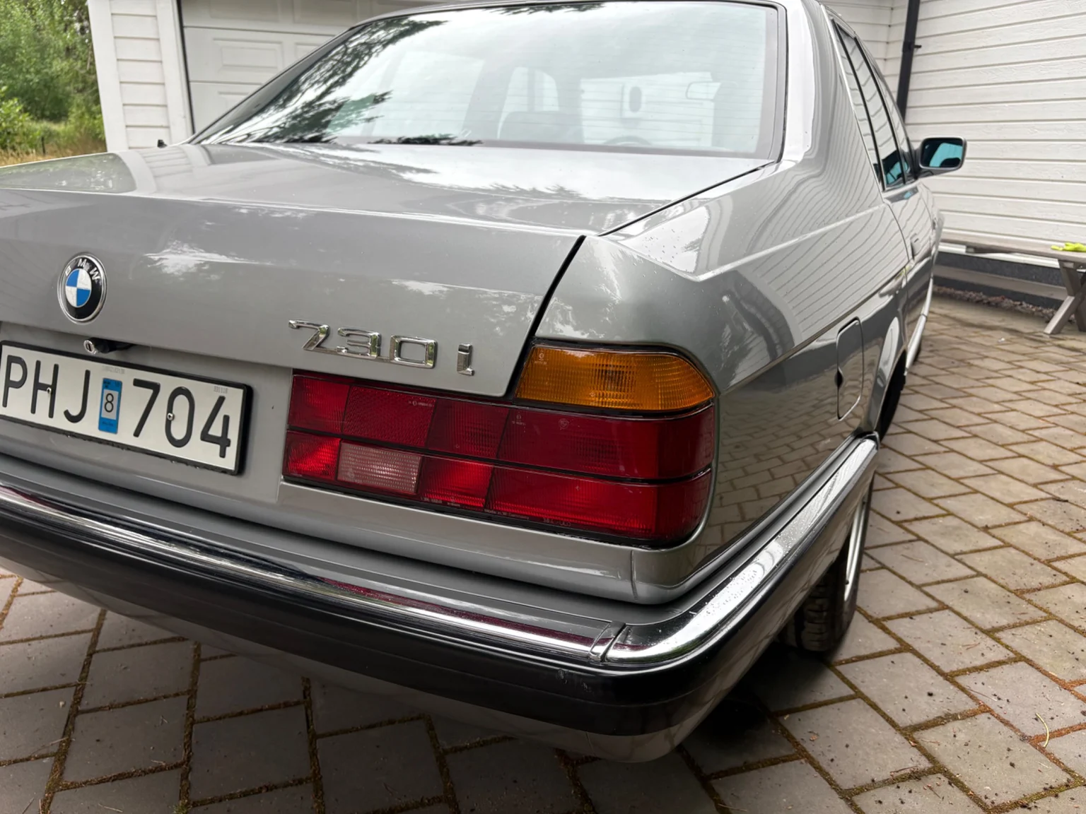 Exterior image of 1988 BMW 730iA (20)