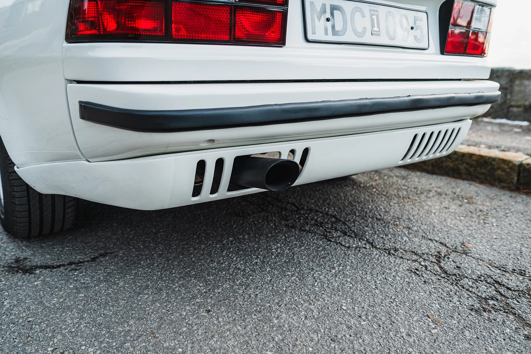 Exterior image of 1986 Porsche 944R (33)