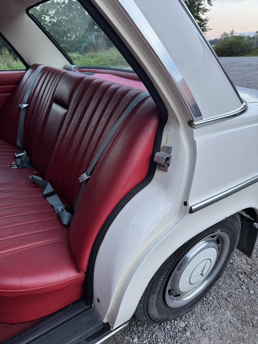 Interiörbild 1972 Mercedes-Benz 200 (35)
