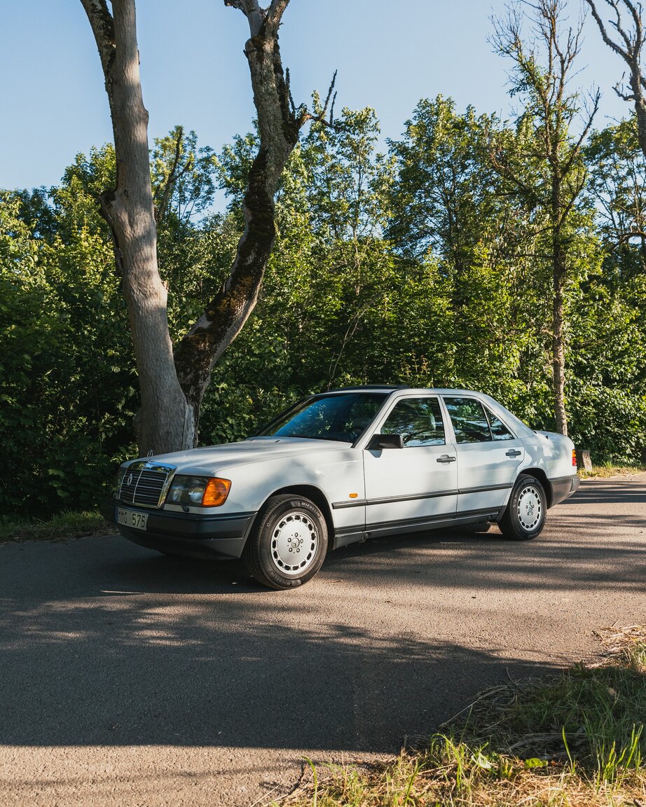 Exterior image of 1987 Mercedes-Benz 230E (56)