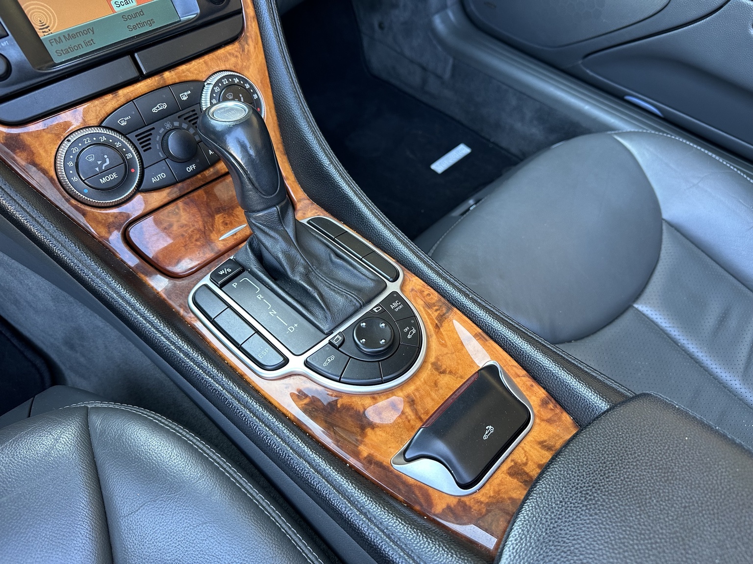 Interior image of 2002 Mercedes SL 500 (16)