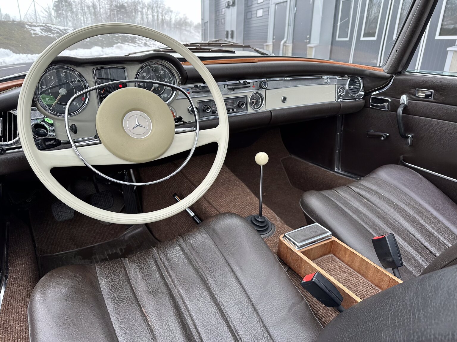 Innenraumfoto von 1968 Mercedes Benz SL 280 Pagoda