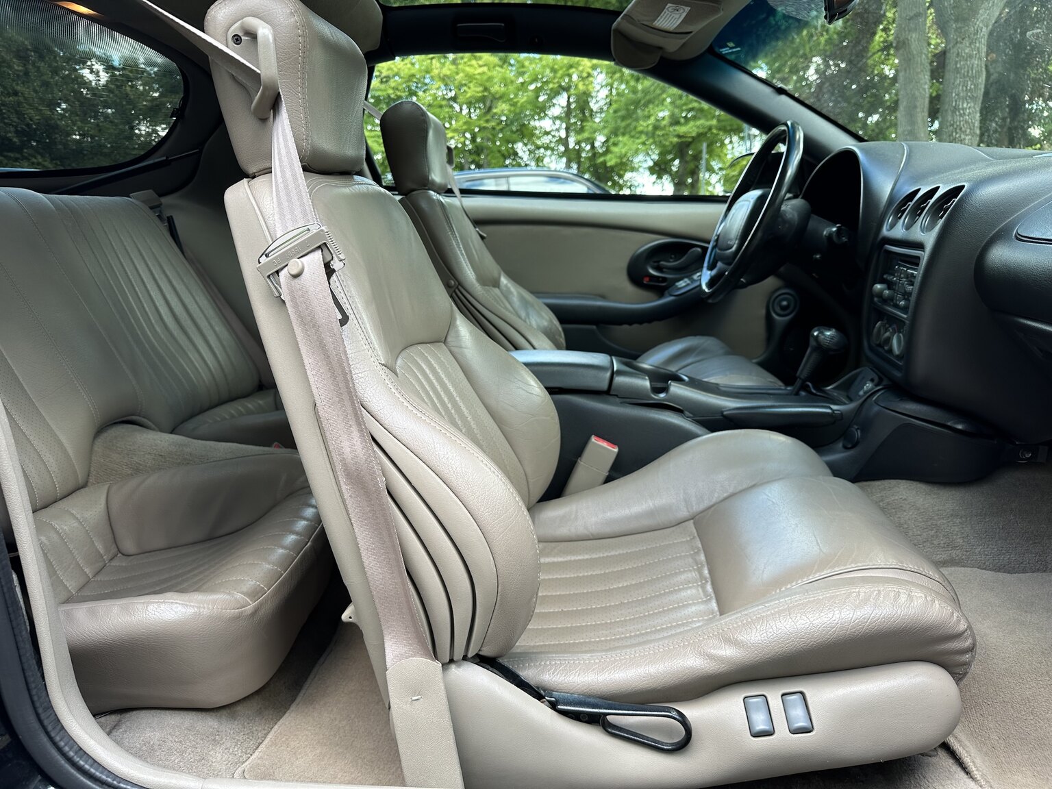 Interior image of 2000 Pontiac TransAm Firebird (26)