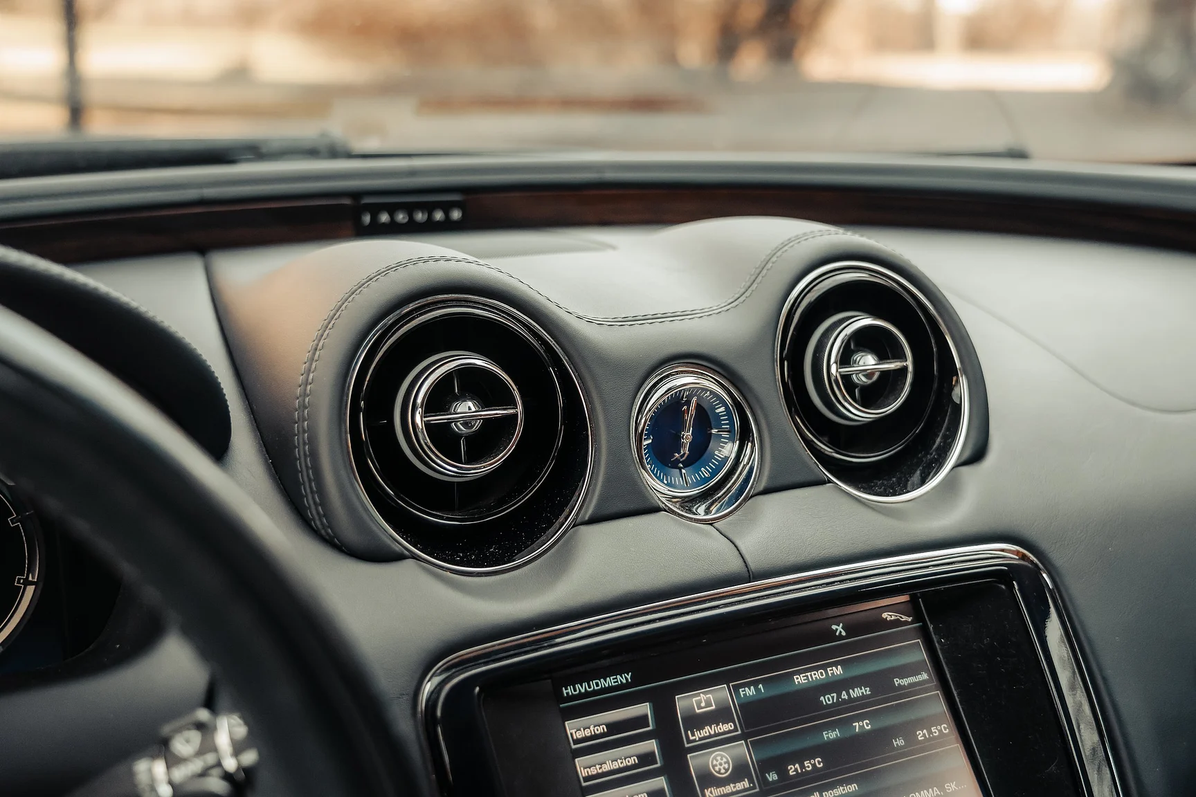 Interior image of 2012 Jaguar XJ (19)