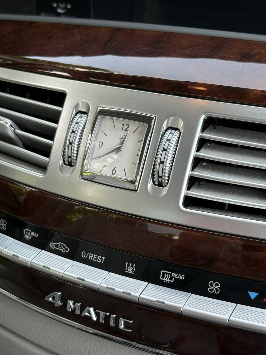Interior image of 2011 Mercedes-Benz S 500 4MATIC 