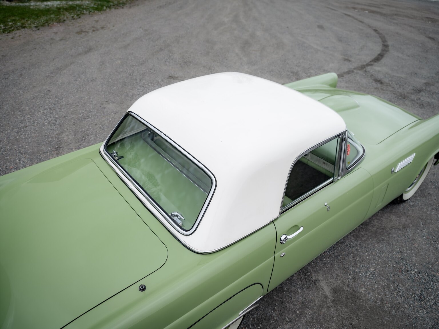 Exteriörbild på 1956 Ford Thunderbird (13)