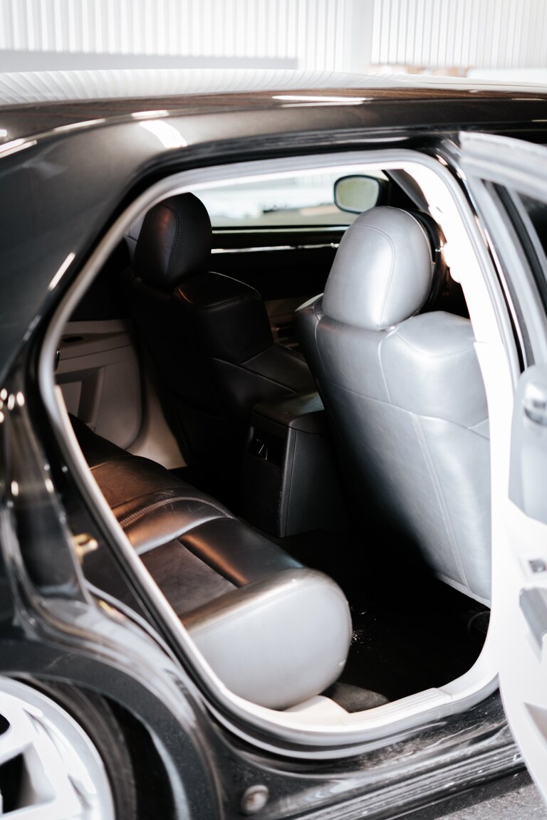 Innenraumfoto von 2006 Chrysler 300C SRT-8 (13)