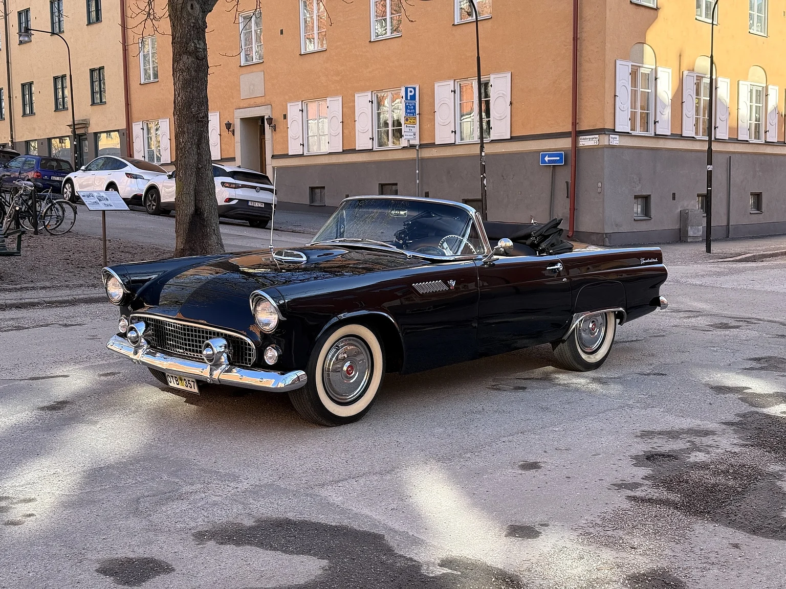 Exteriörbild på 1955 Ford Thunderbird (1)