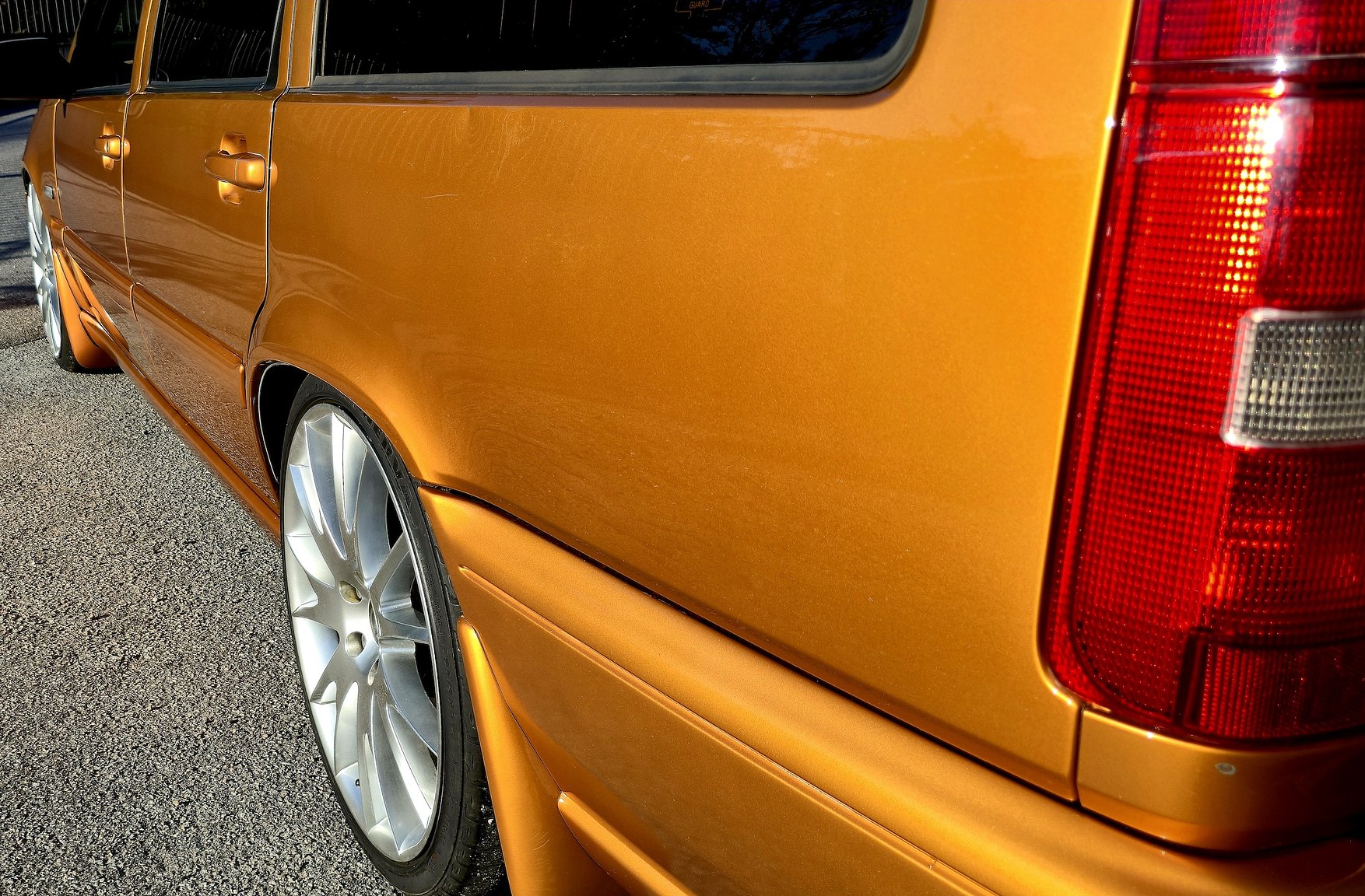Exterior image of 1998 Volvo V70 R 2.3 T Automatisk