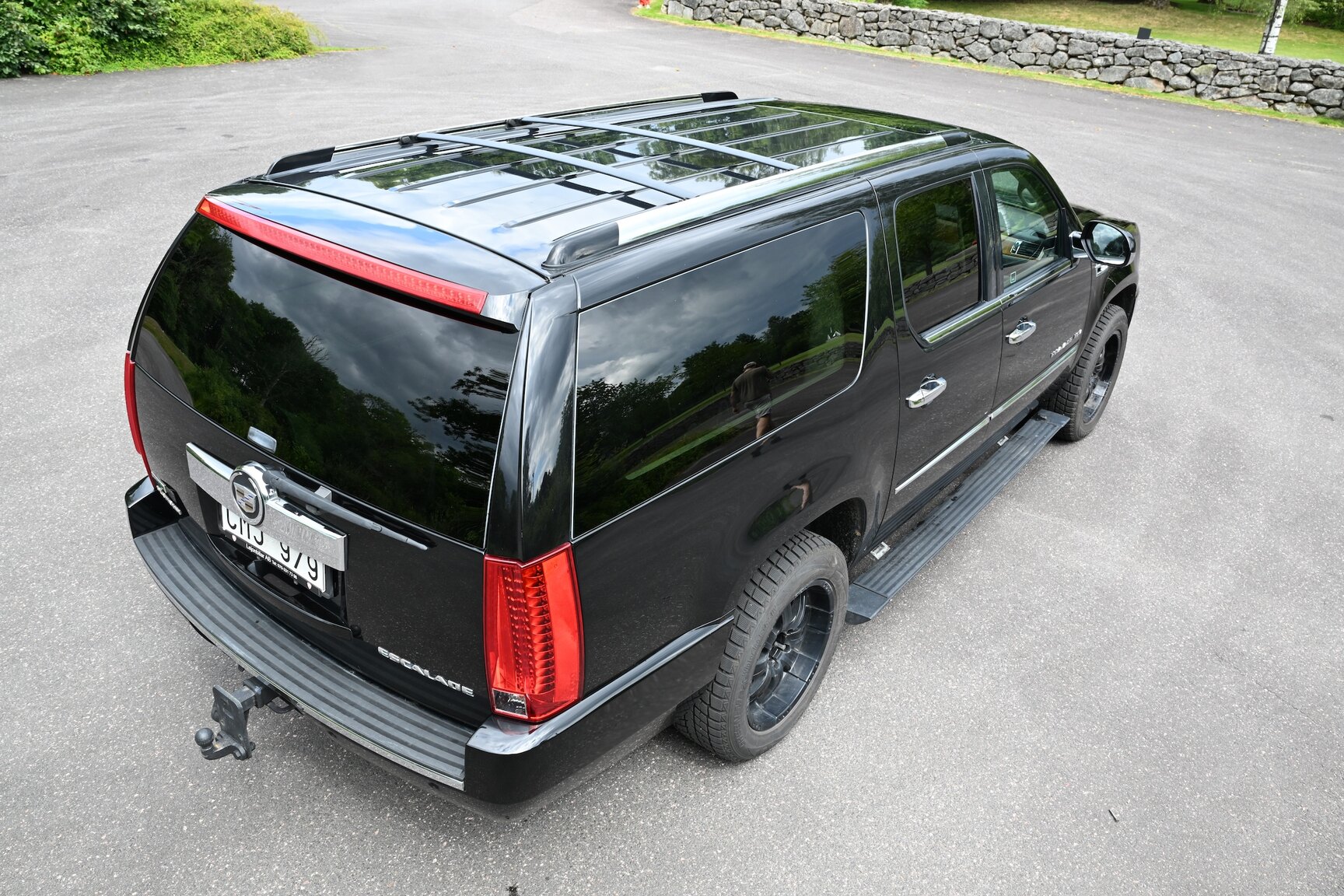 Exterior image of 2010 Cadillac Escalade ESV 6.2 Flexfuel