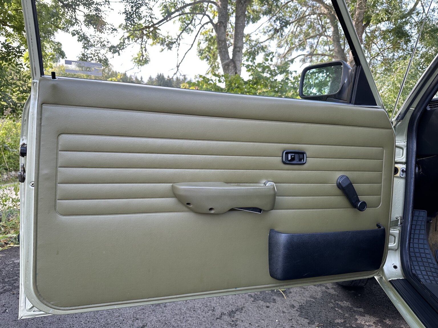 Interior image of 1980 BMW 320i E21