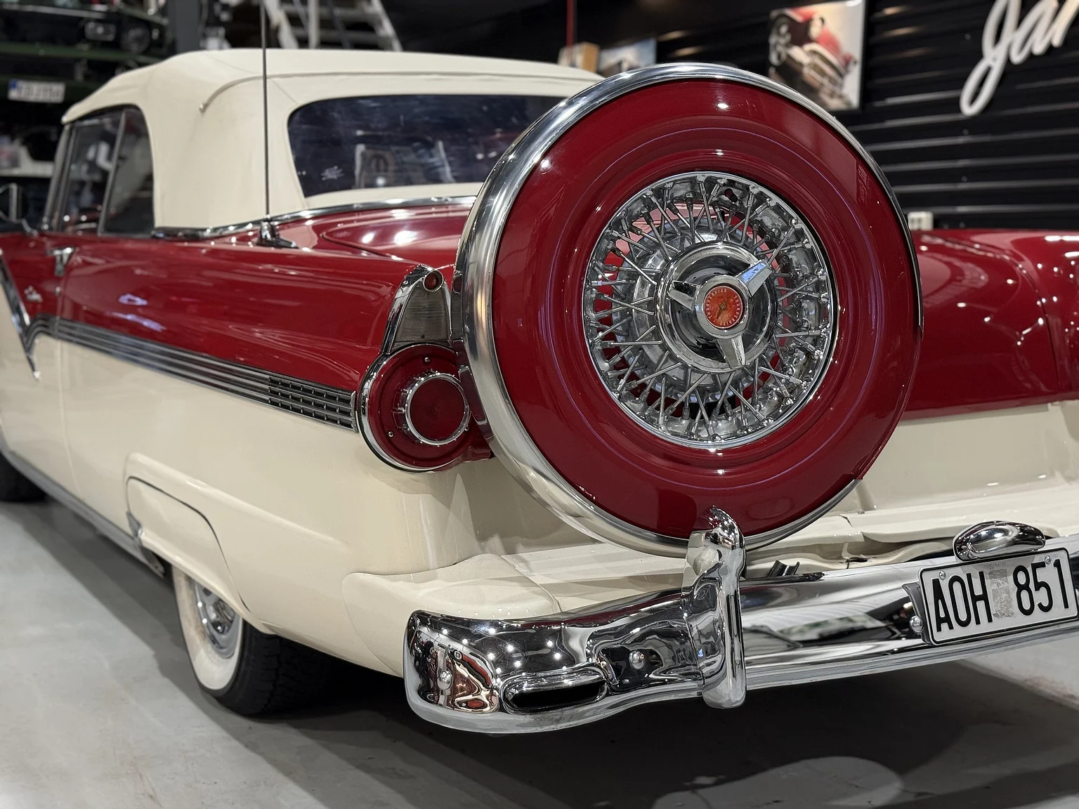 Aussenfoto 1956 Ford Fairlane Sunliner V8 5.1 (32)