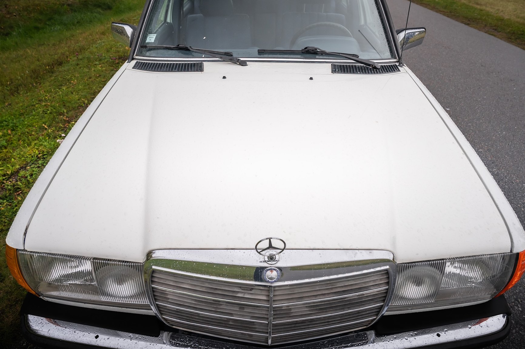 Exterior image of 1985 Mercedes-Benz 200 Automatic