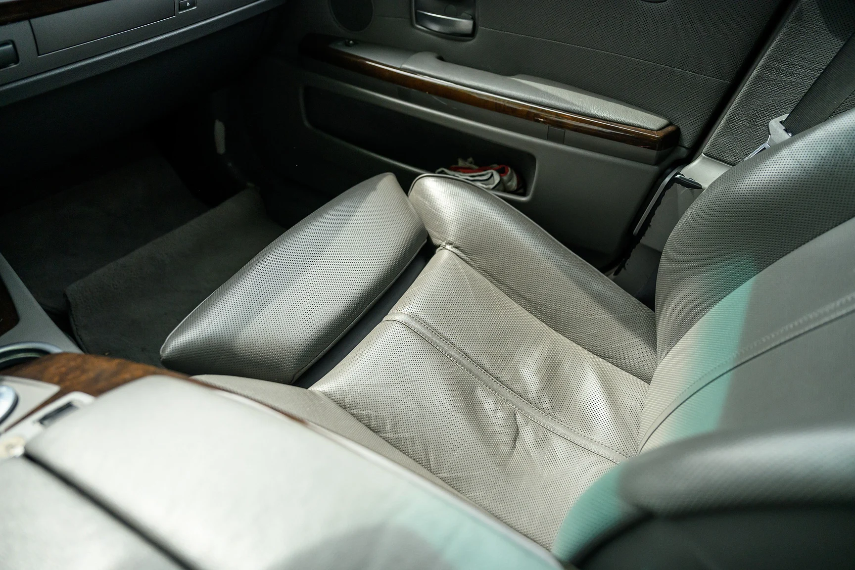 Interior image of 2001 BMW 745i (31)