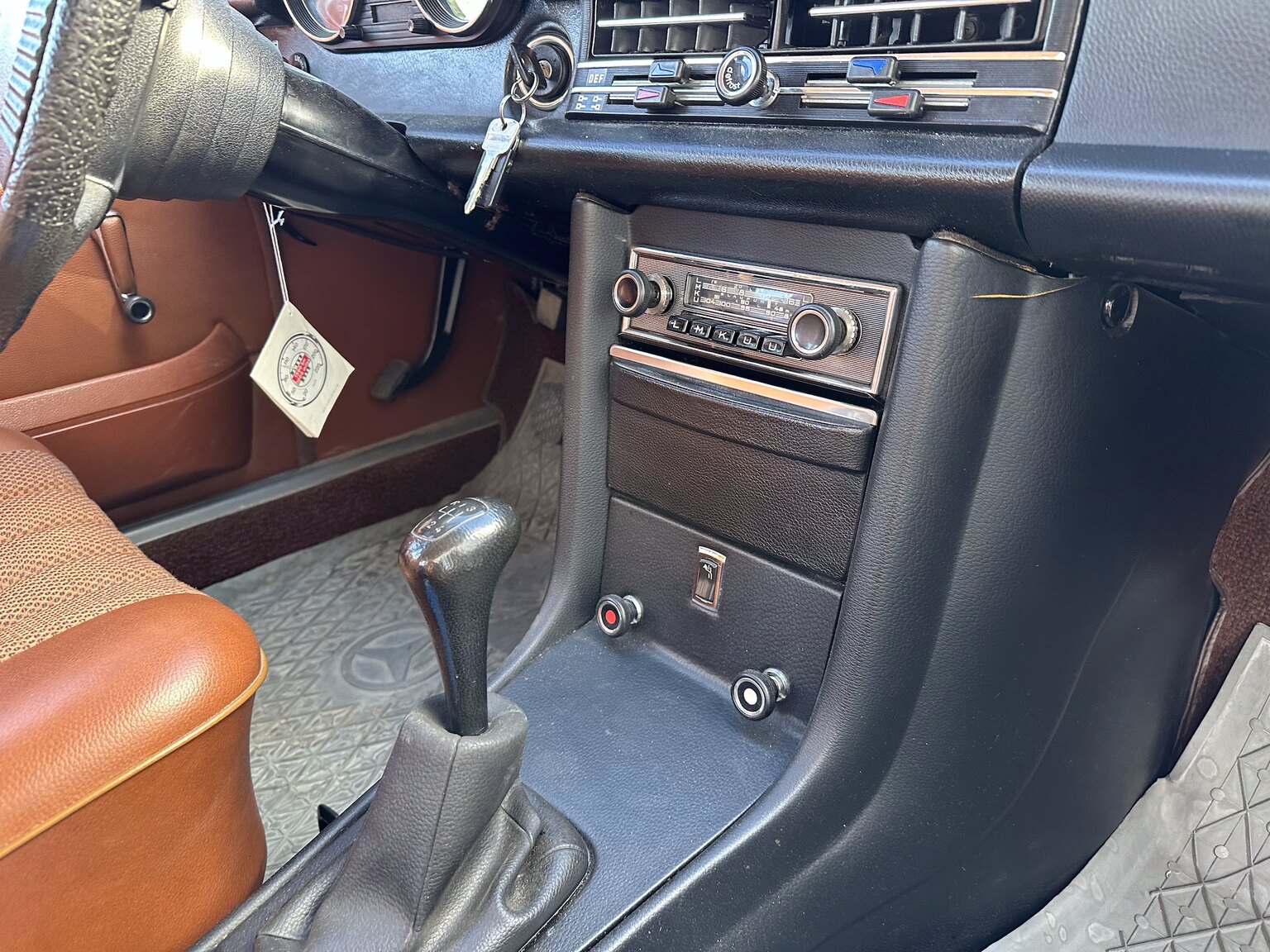 Interiörbild 1975 Mercedes Benz 200 (45)
