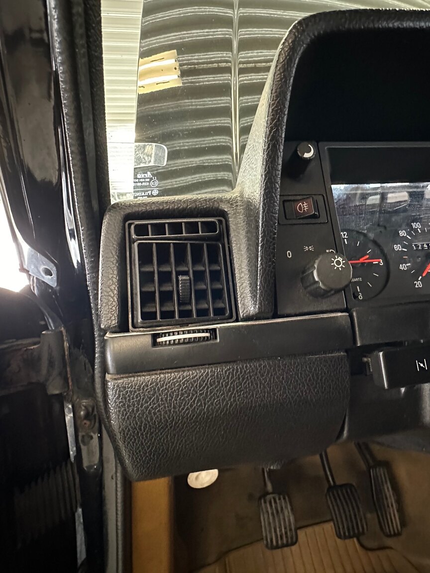 Interior image of 1986 Volvo 240 DL (20)