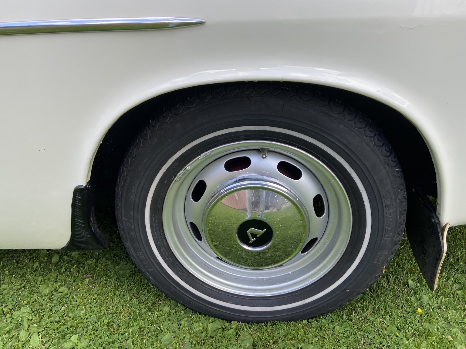 Exterior image of 1968 Volvo P1800 S