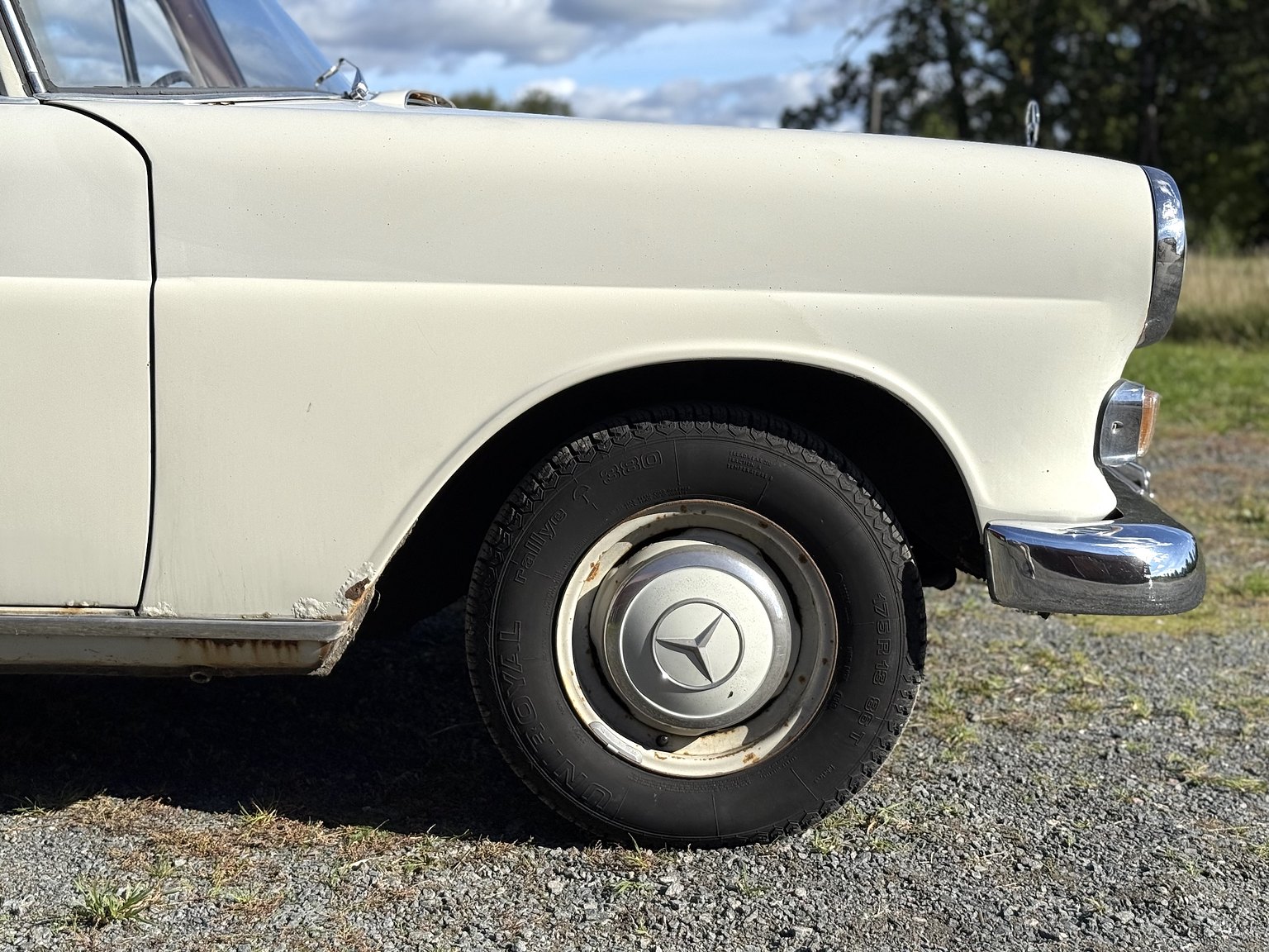 Exteriörbild på 1967 Mercedes-Benz 200