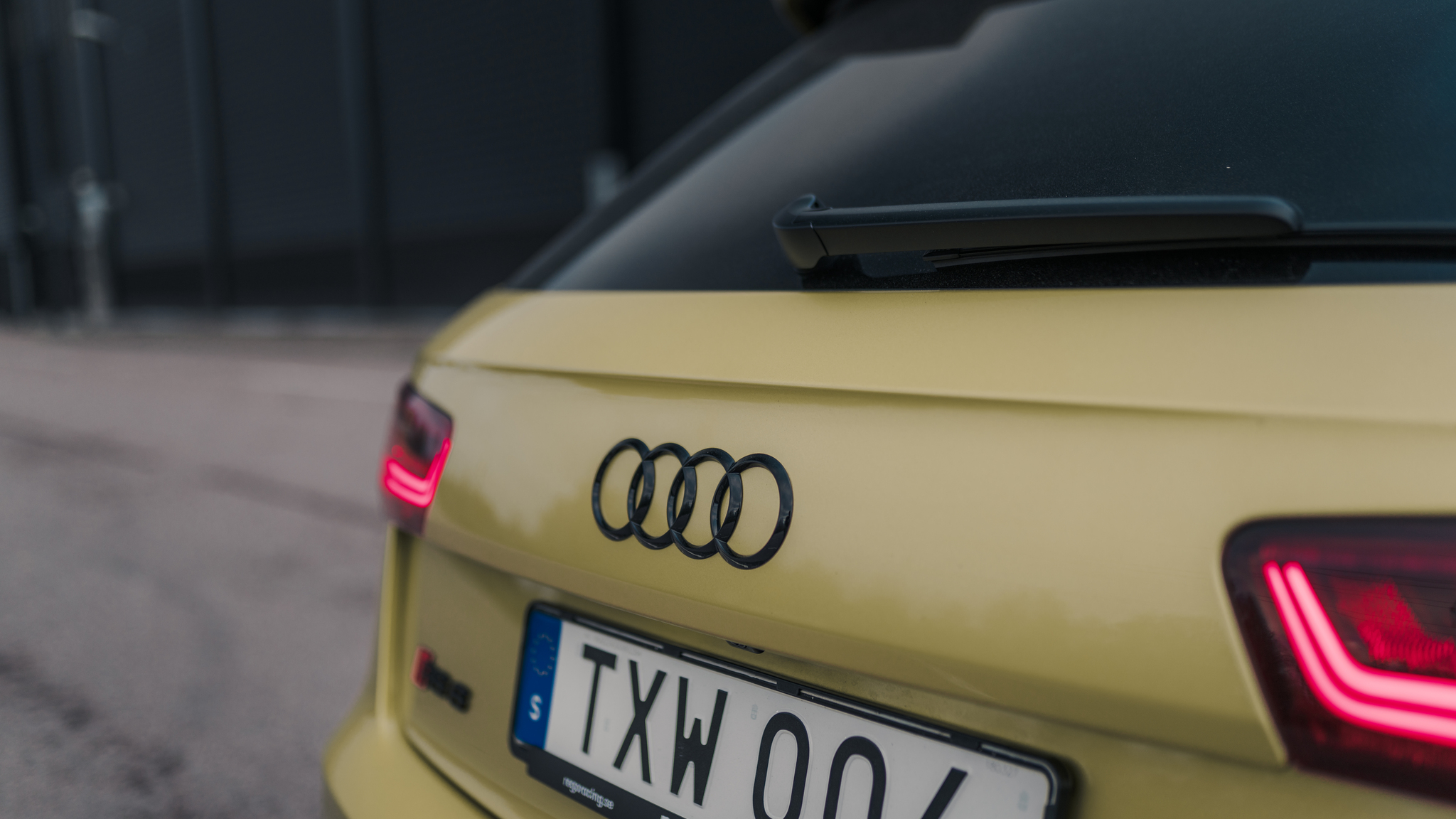 Exterior image of 2016 Audi RS6 Avant Exclusive (30)